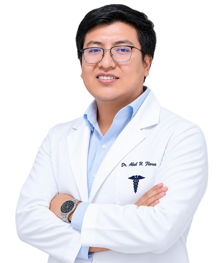 Dr. Abel Hiroki Flores con bata blanca